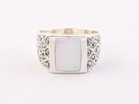 Zilveren zegelring met parelmoer en marcasiet afbeelding 3