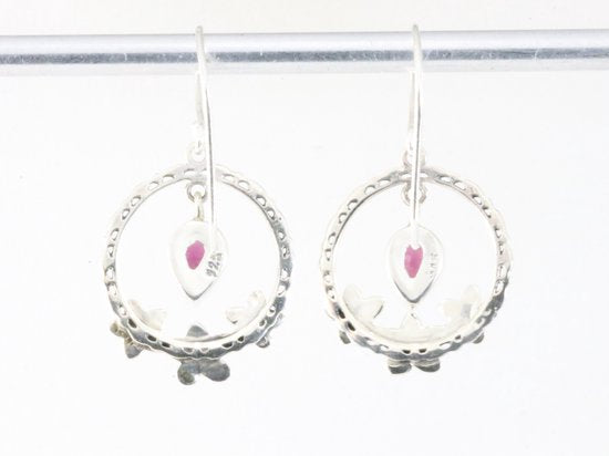 Ronde opengewerkte zilveren oorbellen met granaat afbeelding 2