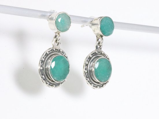 Ronde bewerkte zilveren oorstekers met smaragd afbeelding 2