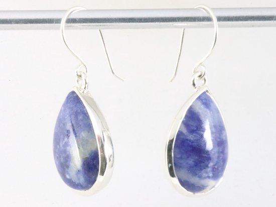 Druppelvormige hoogglans zilveren oorbellen met sodaliet afbeelding 2