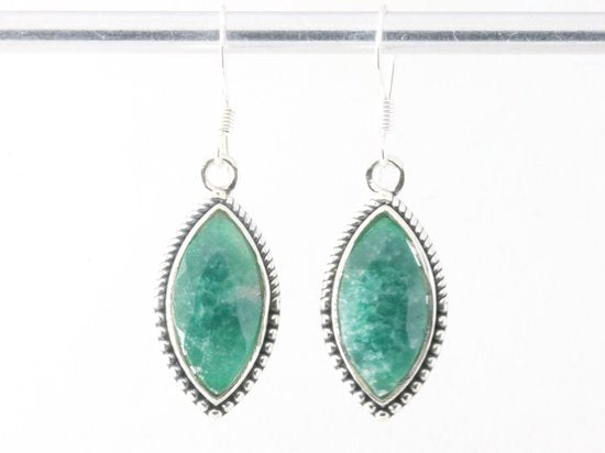 Bewerkte zilveren oorbellen met smaragd afbeelding 4