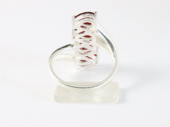 Langwerpige hoogglans zilveren ring met granaat stenen afbeelding 3