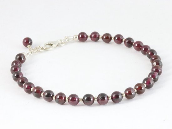 Armband van granaat en zilveren kralen afbeelding 2