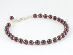 Armband van granaat en zilveren kralen afbeelding 2