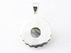 Ronde bewerkte zilveren hanger met labradoriet afbeelding 3