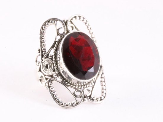 Opengewerkte zilveren ring met granaat afbeelding 1
