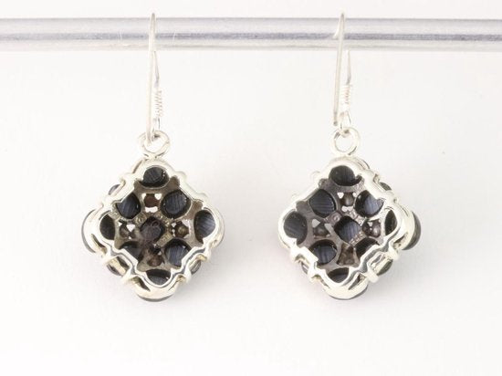 Ruitvormige zilveren oorbellen met onyx afbeelding 3