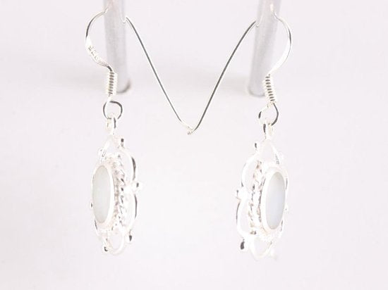 Opengewerkte zilveren oorbellen met witte agaat afbeelding 2