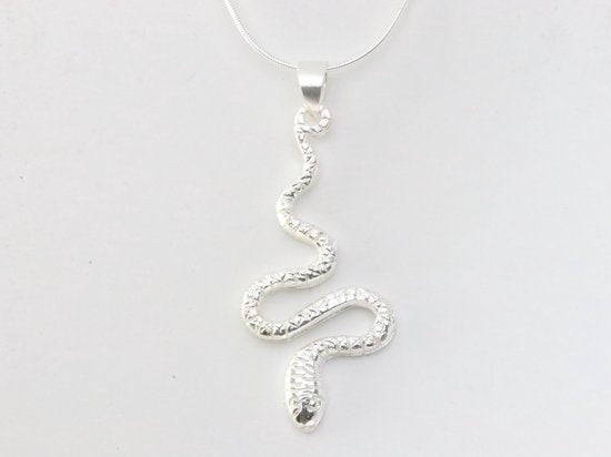 Zilveren slang hanger aan ketting afbeelding 4