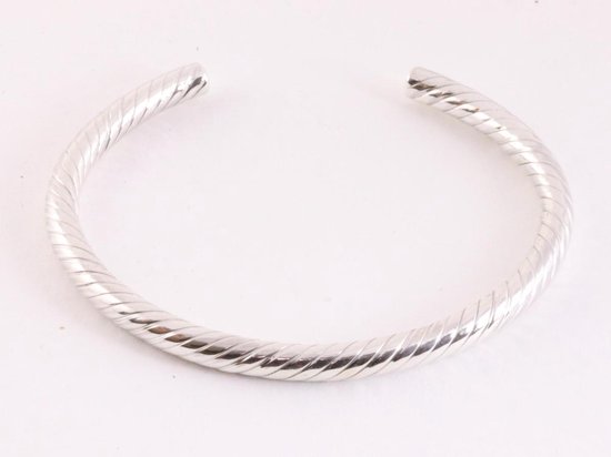 Fijne ronde zilveren klemarmband met schuine ribbels afbeelding 1
