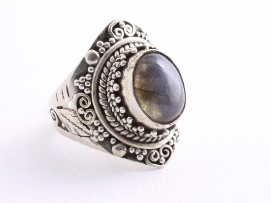Bewerkte zilveren ring met labradoriet afbeelding 1