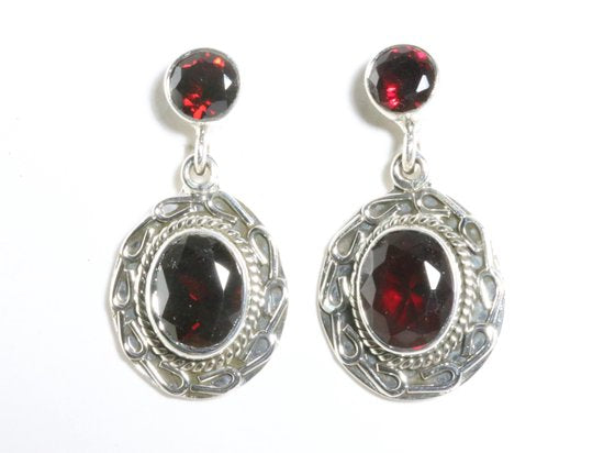 Bewerkte zilveren oorstekers met granaat afbeelding 1