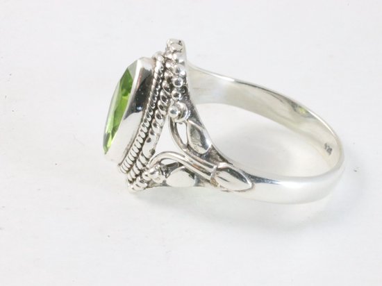 Fijne bewerkte zilveren ring met peridoot afbeelding 2