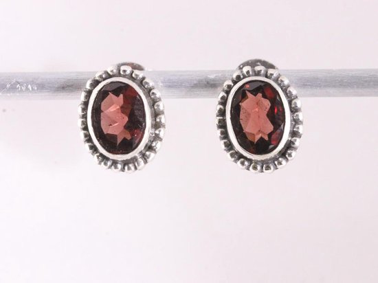 Bewerkte zilveren oorstekers met granaat afbeelding 3