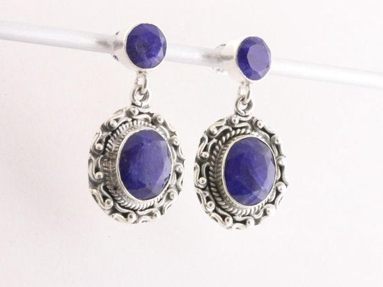 Bewerkte zilveren oorstekers met blauwe saffier afbeelding 2