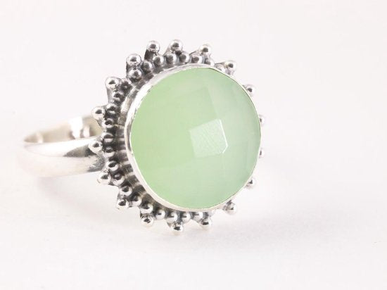 Ronde bewerkte zilveren ring met prehniet afbeelding 1