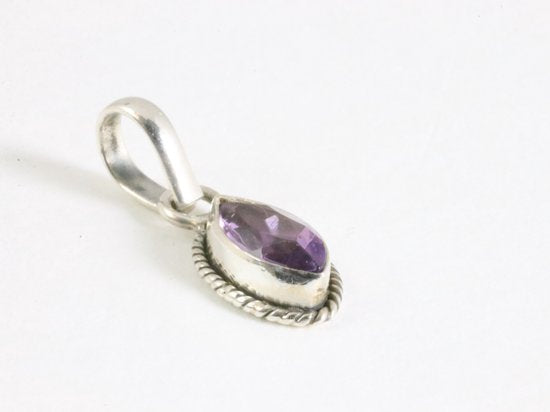 Fijne bewerkte zilveren hanger met amethist aan ketting afbeelding 2