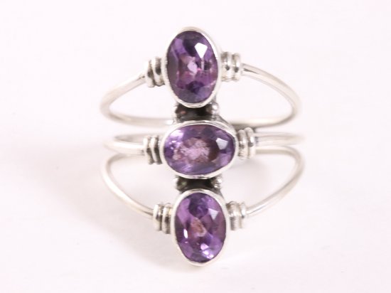 Opengewerkte zilveren ring met 3 amethist stenen afbeelding 4