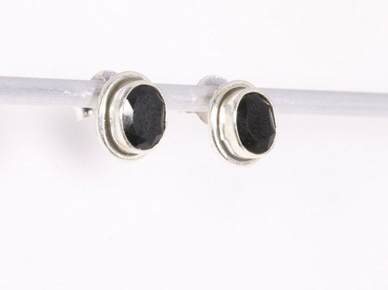 Fijne ovale zilveren oorstekers met onyx afbeelding 2