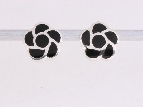 Bloemvormige zilveren oorstekers met onyx afbeelding 1