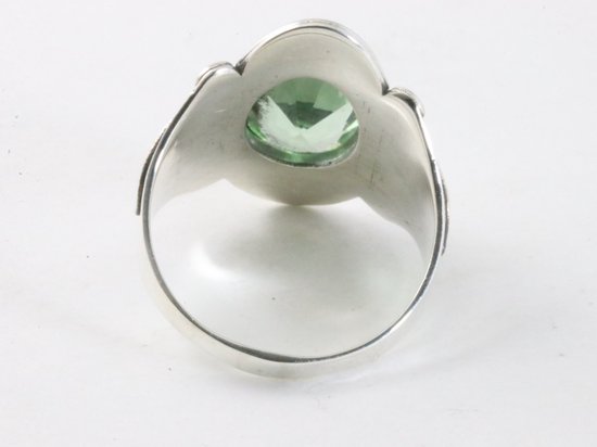 Bewerkte zilveren ring met groene amethist afbeelding 3