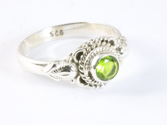 Fijne bewerkte zilveren ring met peridoot afbeelding 1