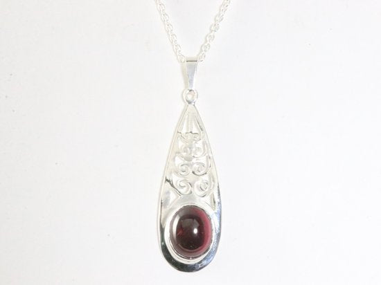Langwerpige opengewerkte zilveren hanger met granaat aan ketting afbeelding 1