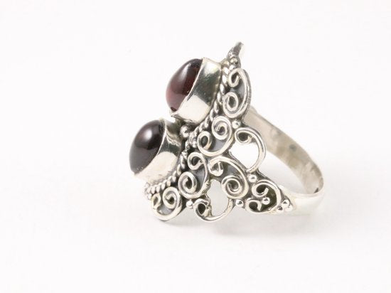 Bewerkte zilveren ring met granaat afbeelding 2
