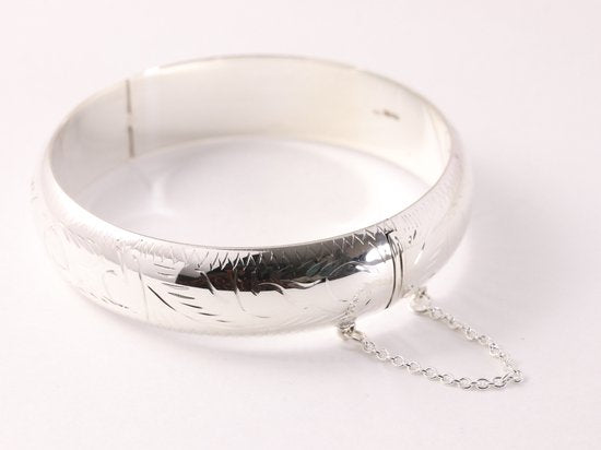 Brede hoogglans zilveren bangle met fantasiegravering en kliksluiting afbeelding 4