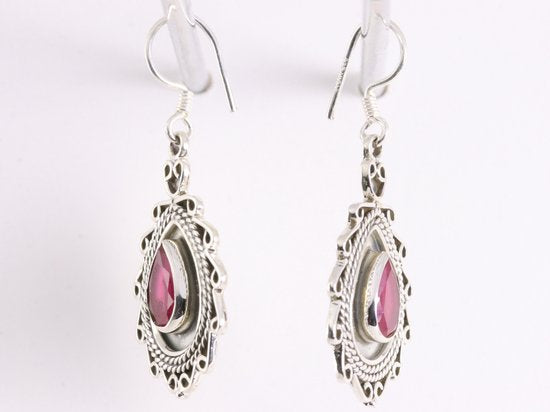 Bewerkte zilveren oorbellen met robijn afbeelding 2