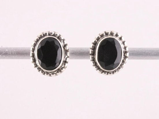 Bewerkte zilveren oorstekers met onyx afbeelding 1