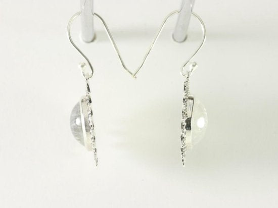 Bewerkte zilveren oorbellen met regenboog maansteen afbeelding 2