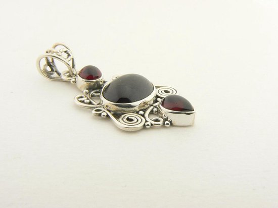 Opengewerkte zilveren hanger met granaat aan ketting afbeelding 2