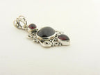 Opengewerkte zilveren hanger met granaat aan ketting afbeelding 2