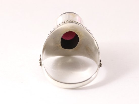 Bewerkte zilveren ring met granaat afbeelding 3