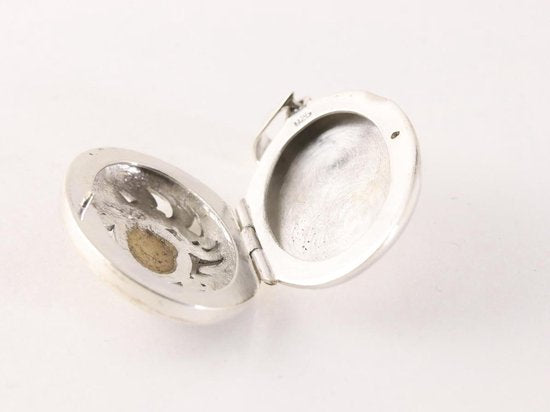 Opengewerkte zilveren medaillon met parelmoer afbeelding 5