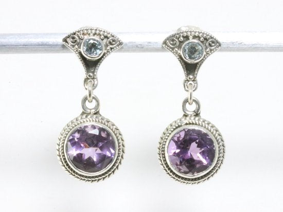 Fijne bewerkte zilveren oorstekers met amethist en blauwe topaas afbeelding 1