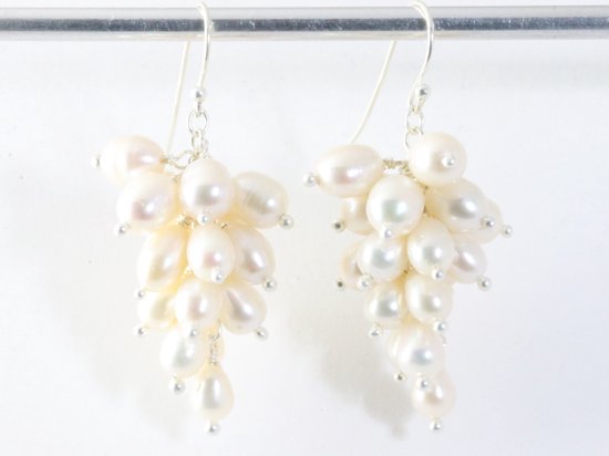 Trosvormige zilveren oorbellen met witte zoetwater parels afbeelding 4