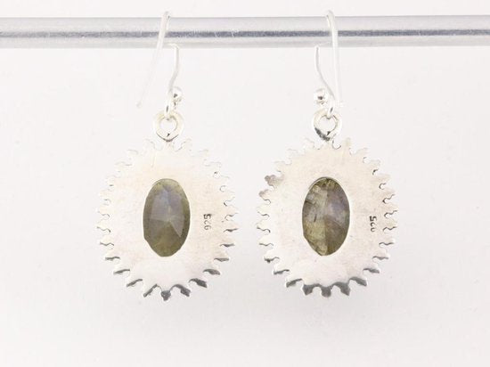 Bewerkte zilveren oorbellen met labradoriet afbeelding 3