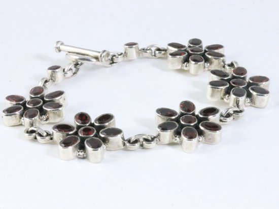 Zware zilveren bloemen armband met granaat afbeelding 2