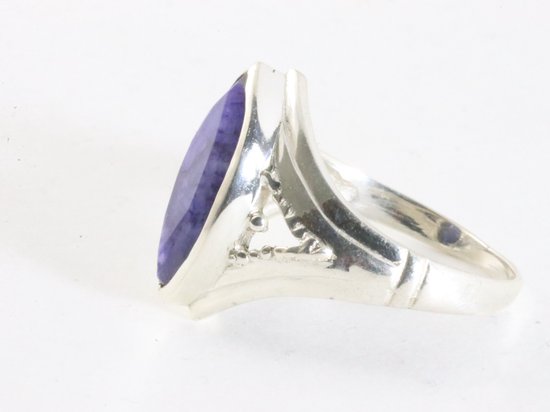 Opengewerkte zilveren ring met blauwe saffier afbeelding 2