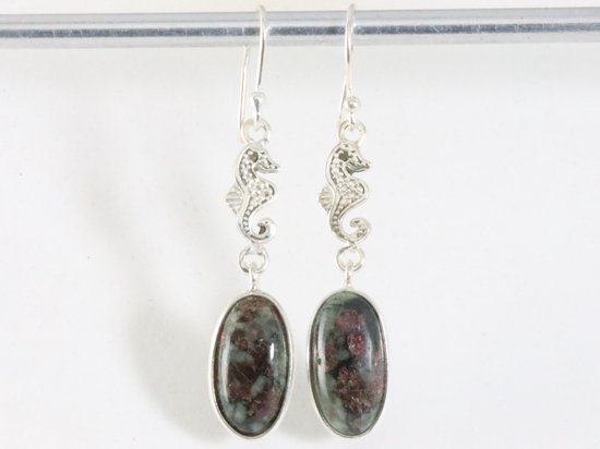 Zilveren oorbellen met zeepaardje en eudialiet steen afbeelding 3