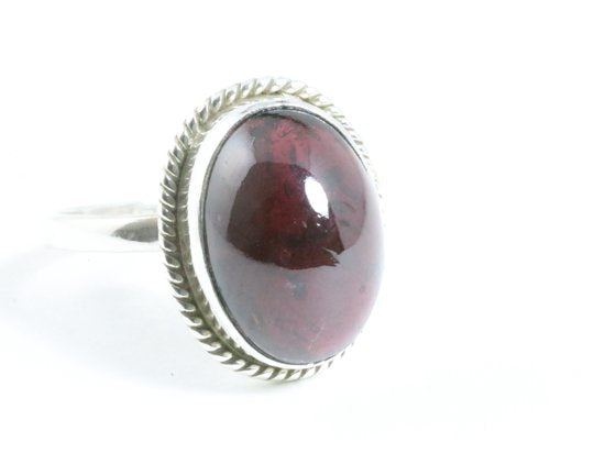 Bewerkte ovale zilveren ring met granaat afbeelding 1