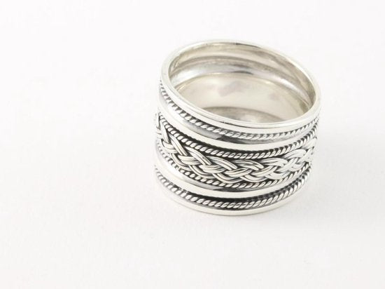 Brede zilveren ring met vlechtmotief en kabelpatronen afbeelding 2
