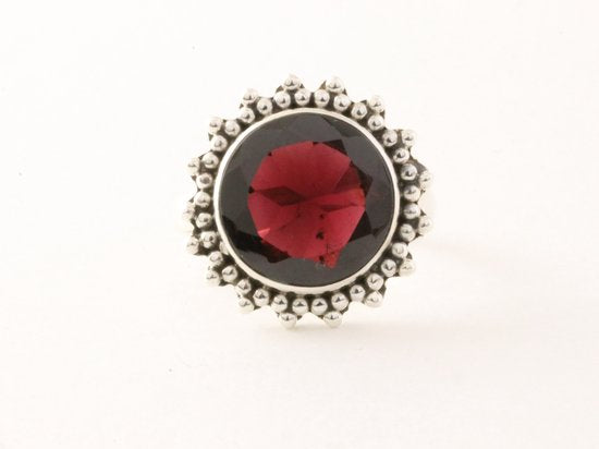 Ronde bewerkte zilveren ring met granaat afbeelding 4