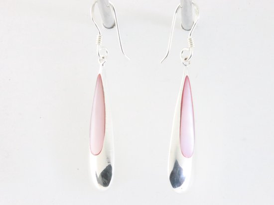 Lange druppelvormige zilveren oorbellen met roze parelmoer afbeelding 2