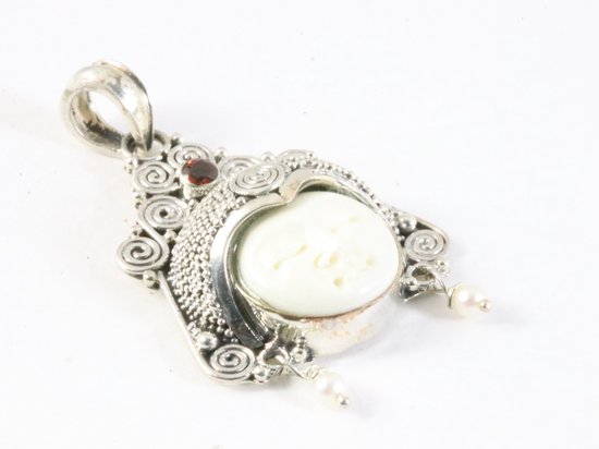 Traditionele zilveren maangezicht hanger met granaat en fijne parels afbeelding 2