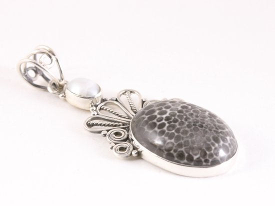 Opengewerkte zilveren hanger met zwarte fossiel koraal steen en parel afbeelding 2