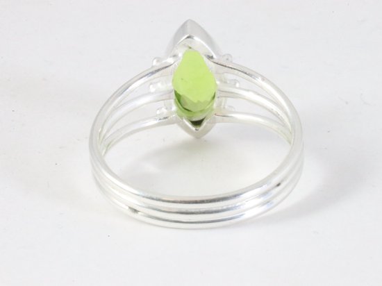 Opengewerkte zilveren ring met peridoot afbeelding 3