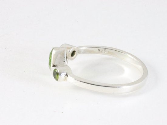 Fijne hoogglans zilveren ring met peridoot afbeelding 2
